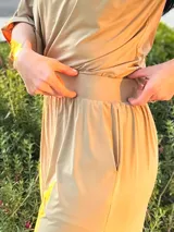 Pantalón de vestir color azul marino, de corte recto, con bolsillos laterales y traseros. Se ajusta a la cintura con cinturón de cuero marrón.