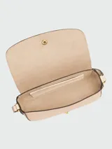 Cartera crossbody Longchamp de la línea Épure en tamaño S, color beige claro con bordes negros contrastantes. Cuenta con una solapa frontal redondeada, cierre con broche metálico dorado y correa ajustable para el hombro.
