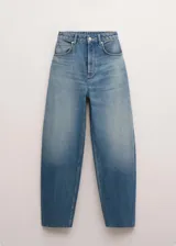 Jeans Leena de corte relajado, tiro alto y diseño de pernera ligeramente cónica en color azul medio con efecto deslavado.