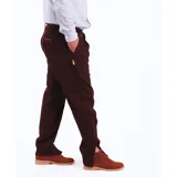 Pantalón de vestir azul marino, de corte recto, con bolsillos laterales y traseros. Se ajusta a la cintura con cinturón de cuero marrón. Tiene un cierre con botones en el tobillo.