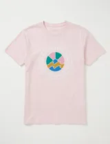 Remera de manga corta color rosado con estampa circular en el pecho que incluye motivos de sol y olas con texto.