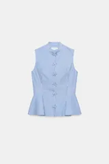 Camisa sin mangas de algodón con rayas verticales blancas y azules, cuello mao, bajo acabado en peplum y cierre frontal con alamares decorativos de nudo.