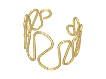 Brazalete rígido dorado de acero con diseño de líneas onduladas.