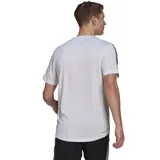 Remera Adidas blanca de corte clásico, con cuello redondo y mangas cortas. Presenta las tres rayas características de la marca en color negro en los hombros y el logo bordado en el pecho.