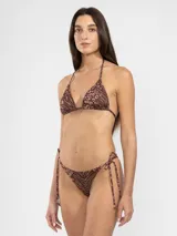 Top de bikini con diseño triangular, con tiras ajustables para anudar en el cuello y la espalda. Presenta un estampado animal print en tonos marrones y cuenta con terminaciones metálicas en los cordones.