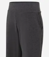Pantalón recto de tejido anarruga color beige, con cintura elástica ancha y bolsillos laterales funcionales.
