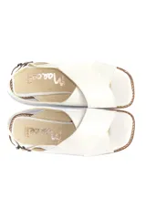 Sandalia baja de cuero charol color blanco, con tiras cruzadas en el empeine y tira trasera con hebilla.