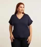Blusa plus size de manga corta y cuello en V, confeccionada en crepé de color azul marino, con detalles de punto en el escote y los puños.