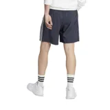 Short deportivo azul marino con cintura elástica ajustable con cordón, calzoncillo interior de malla y tres tiras blancas verticales en los laterales.
