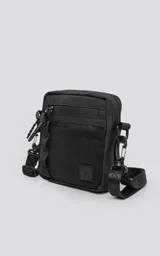Mini bolso negro de estilo modular, confeccionado en tejido tracker impermeable. Presenta tres compartimentos con cierre y correa ajustable para llevar al hombro o cruzado.