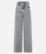 Pantalón wide leg de jeans gris lavado, tiro alto, con bolsillos delanteros y traseros, cierre con botón y cremallera.