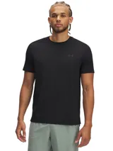 Remera deportiva Under Armour de manga corta, color negro, con tecnología Iso-Chill para disipar el calor corporal. Presenta perforaciones láser estratégicas para ventilación, bajo con aberturas laterales y detalles reflectantes.