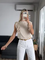 Blusa blanca de símil lino con cuello redondo fruncido, doble volado en las mangas con detalle de encaje.
