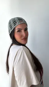 Gorro tejido a crochet color verde brillante, con diseño de red.