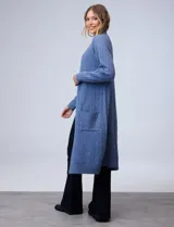 Cardigan largo tejido de punto color celeste, marca Elle, con bolsillos delanteros.