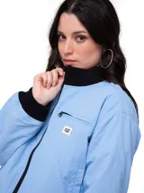 Chaqueta tipo bomber de nylon color azul, con forro interior negro, cierre frontal, bolsillo con cremallera en el pecho, puños y cintura acanalados.