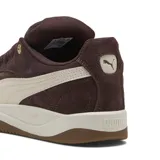Championes urbanos Puma modelo Park Luna SD, confeccionados en gamuza color chocolate con la icónica franja lateral en tono crema. Presentan cordones gruesos, suela de goma con entresuela en contraste y ojal superior metálico dorado.