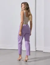 Pantalón verde esmeralda de gabardina elastizada, marca Zac & Rachel, de corte recto con pretina ancha pespunteada y largo al tobillo. Presenta bolsillos simulados.