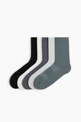 Pack de cinco pares de medias deportivas de caña media, confeccionadas en tejido funcional DryMove™ que absorbe el sudor. Incluye un par negro, uno blanco, uno gris oscuro, uno gris claro y uno verde azulado.