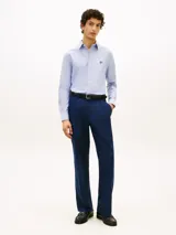 Camisa de corte regular confeccionada en puro algodón Oxford celeste, con cuello abotonado, cierre frontal de botones y logo bordado en el pecho.
