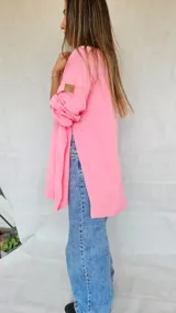 Camisa oversize de corte holgado, color verde militar, con mangas largas y cuello clásico.