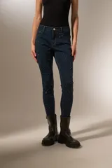 Pantalón jean negro skinny con strass y calce medio.