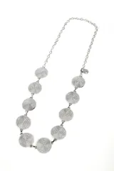 Cinturón plateado con eslabones de cadena y apliques circulares con diseño espiralado.