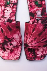 Sandalias veganas con capellada de algodón con estampado batik en tonos azules y suela de neumáticos reciclados.