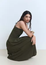 Vestido largo de diseño asimétrico con un solo hombro, corte evasé y falda con vuelo. Presenta un estilo minimalista y elegante, con cierre lateral de cremallera.
