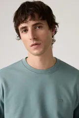 Buzo Levi's de cuello redondo, color verde, con calce relajado y pequeño logo bordado en el pecho.
