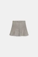 Falda corta de punto con diseño evasé y cintura elástica.