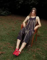 Vestido midi de crochet con hilos de lurex, diseño sin mangas con escote redondo y detalle de flecos largos en el frente.