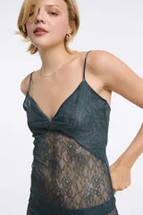 Camisón de encaje color bordó con tirantes finos regulables, escote en V y espalda baja. El pecho está forrado con semi transparencia.