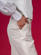 Pantalón negro de vestir con raya lateral blanca, corte palazzo y tiro alto.