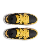 Championes Under Armour modelo Court Anatomix, con diseño bicolor en amarillo y negro. Presentan una parte superior con superposiciones resistentes, entresuela de EVA acolchada y suela exterior de goma gruesa para mayor tracción.