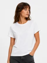 Remera básica de manga corta y cuello redondo, de corte recto y calce cómodo.