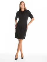Vestido midi de crepe, con cuello a la base y detalle de escote entrelazado. Presenta mangas cortas, cierre invisible en la espalda y tajo en el ruedo.