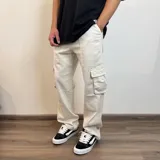 Jean cargo de corte recto y tiro medio, confeccionado en denim de algodón en tono azul claro. Presenta bolsillos laterales tipo cargo con solapa y costuras reforzadas.
