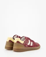 Championes Coolway modelo Goal Deep Rouge, confeccionados en gamuza y cuero premium en tono bordó, con paneles en contraste blancos y talón en amarillo claro y marrón. Presentan suela de goma flexible y diseño retro-sport urbano.
