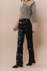 Pantalón recto de cuerina texturizada tipo charol color marrón. Tiene cuatro bolsillos y mini cinto a tono.