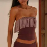 Top strapless color marrón oscuro con flecos en el escote.