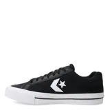 Championes Converse negros de corte bajo, con logo de estrella y galón en blanco, y suela de goma blanca.