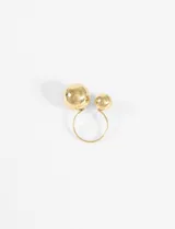 Anillo abierto de acero quirúrgico con diseño de dos esferas de distinto tamaño en los extremos.