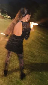 Vestido corto negro de terciopelo con estampado abstracto, mangas largas, espalda abierta en forma de gota y elástico en la cintura.