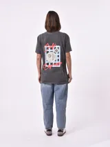 Remera violeta con cuello redondo y estampado frontal con la frase 'things between'.