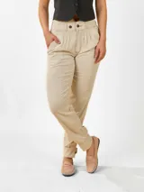 Pantalón celeste de lino con pinzas en la cintura, bolsillos laterales y corte a la altura del tobillo con aberturas laterales.