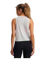 Musculosa deportiva Under Armour de corte holgado y diseño sin mangas con sisas amplias. Confeccionada en tejido técnico ligero con perforaciones estratégicas para mayor ventilación y transpirabilidad.