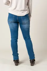 Pantalón de jean azul claro, corte recto y cuatro bolsillos.