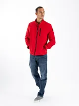 Campera roja Calvin Klein con cierre frontal, cuello alto y bolsillo con cierre en el pecho.