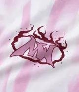 Remera oversized de algodón con teñido tie-dye en blanco y rosa. Presenta un cuello redondo y un estampado frontal con la palabra "Chaos" y un diseño de llamas en color rosado.